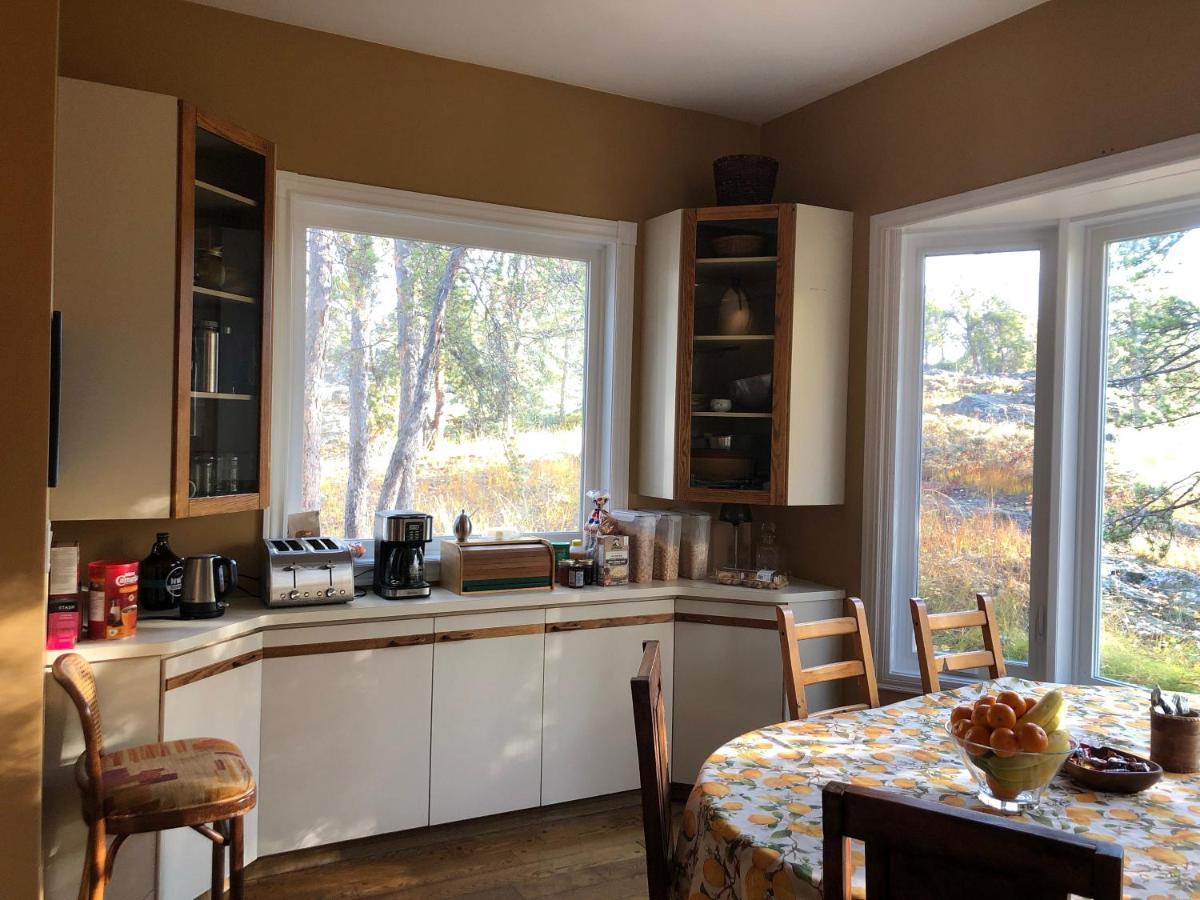 Bed and Breakfast 好丘。Hacho House à Yellowknife Extérieur photo