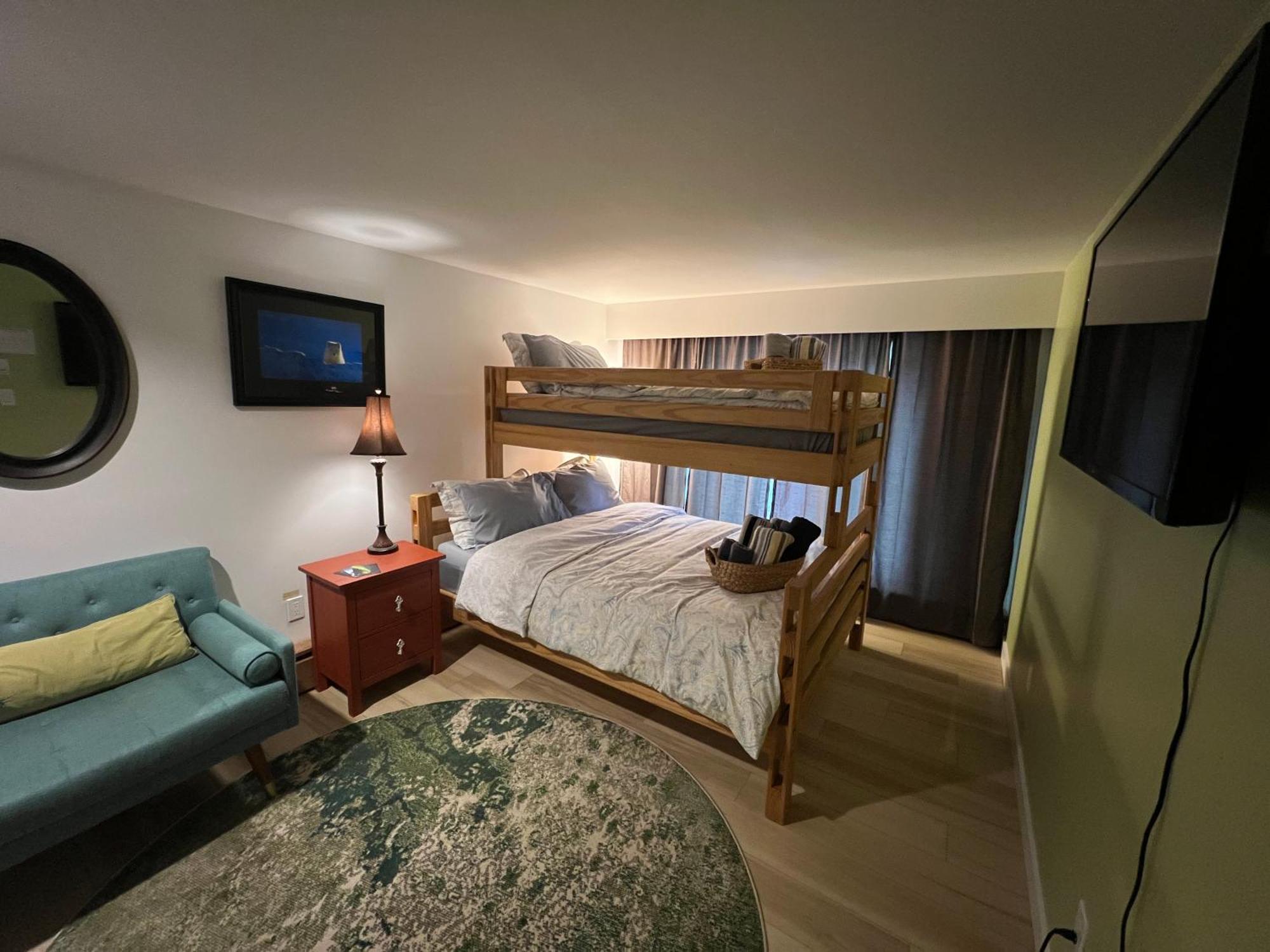 Bed and Breakfast 好丘。Hacho House à Yellowknife Extérieur photo