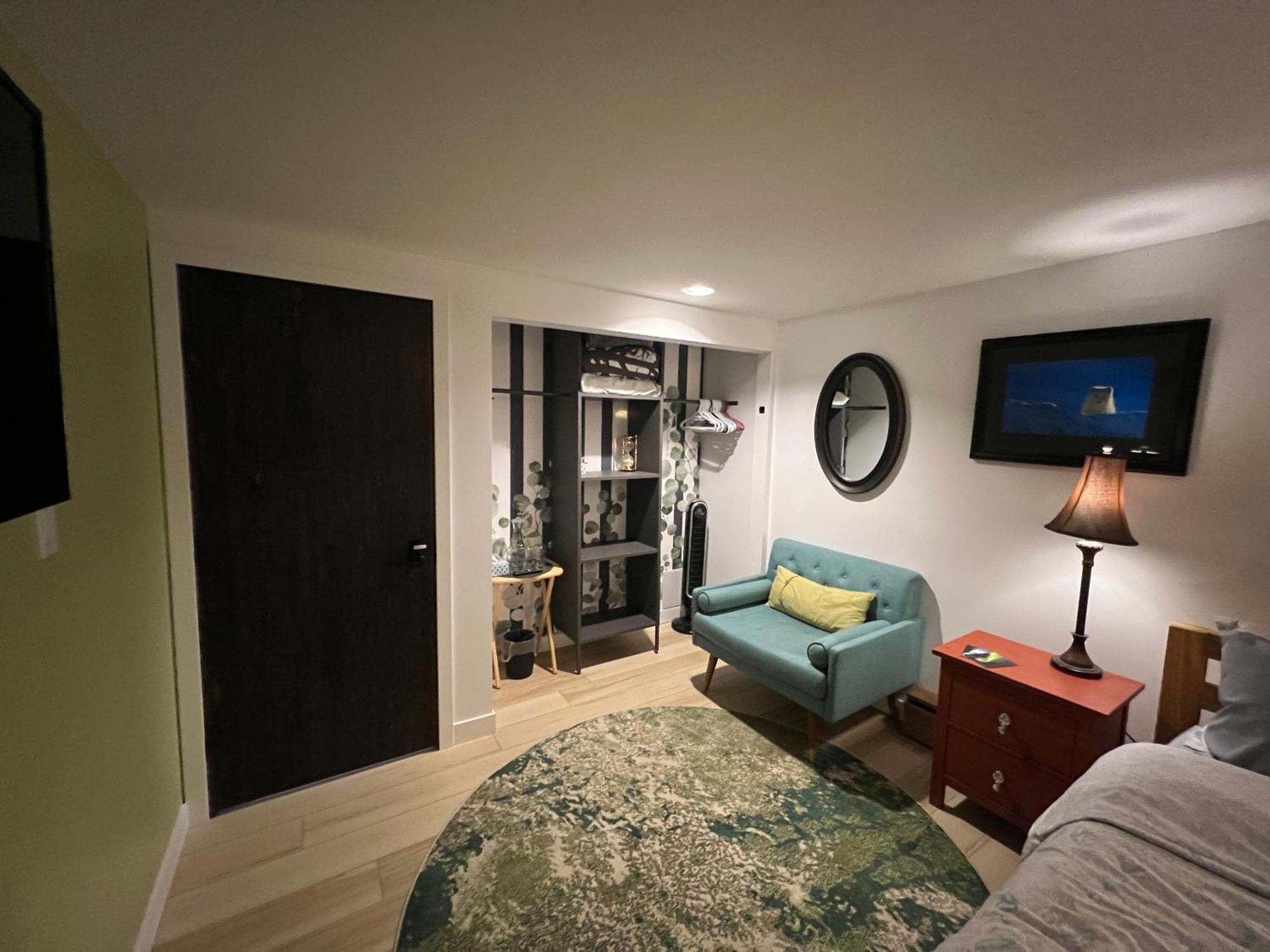 Bed and Breakfast 好丘。Hacho House à Yellowknife Extérieur photo